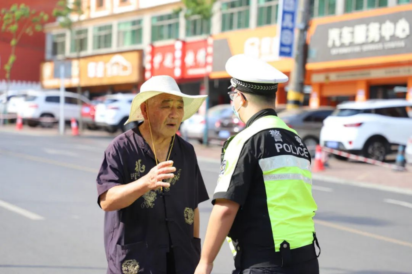 高温下的坚守：双清交警直面“烤”验 坚守一线_邵阳头条网