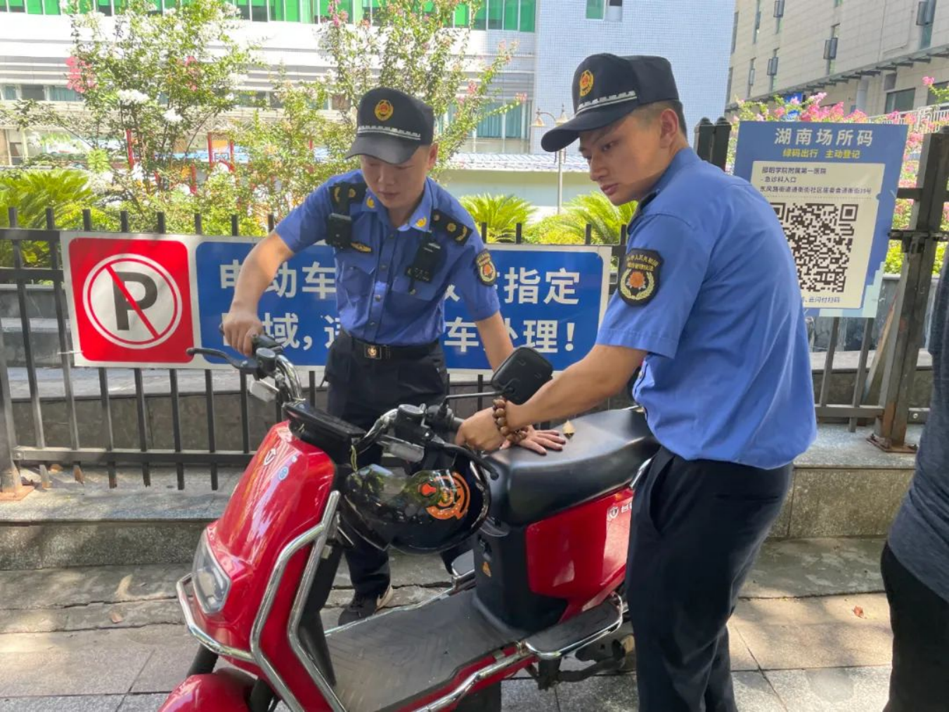 双清“城管蓝”扮靓城市文明“高颜值”_邵阳头条网