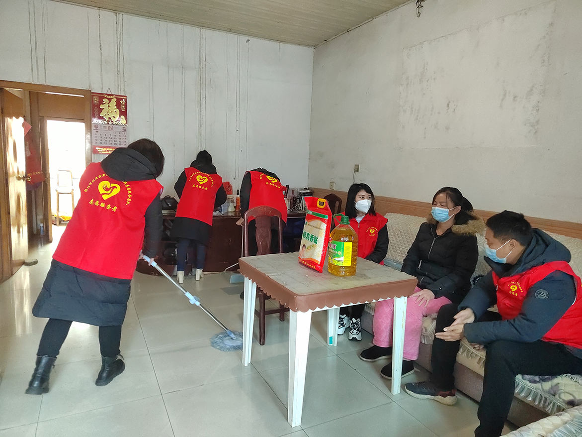双清区行政审批服务局开展“学雷锋”走访慰问困难群众志愿服务活动_邵阳头条网