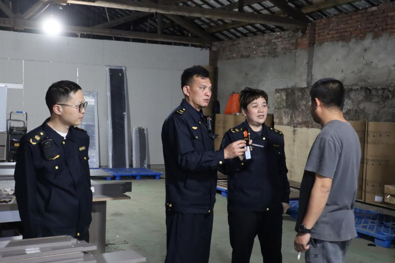 筑牢环境安全屏障，守护人民的五一“绿”|双清区开展“五一”前生态环境风险隐患夜查行动_邵阳头条网