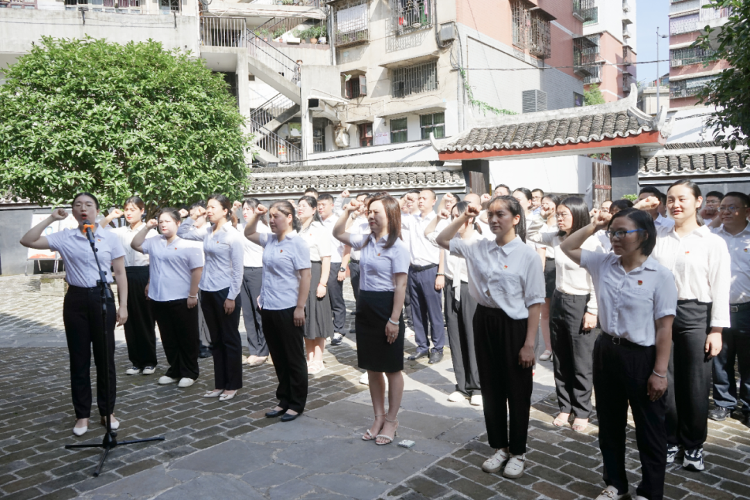 2023年邵阳市两新领域新党员入党宣誓仪式在双清区举行_邵阳头条网