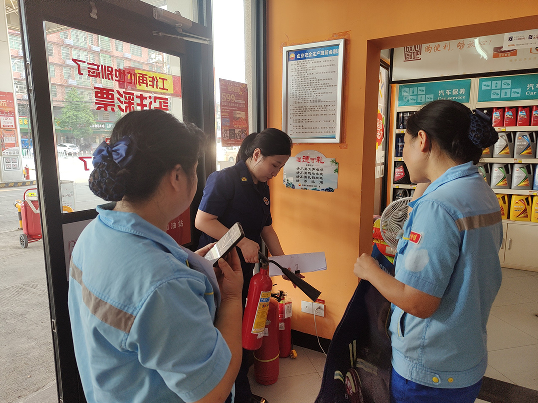 双清区消防救援大队开展消防安全宣传为加油站消防安全“加油”_邵阳头条网