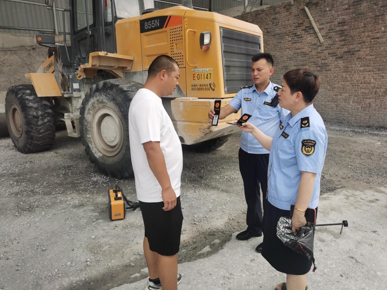 双清区开展非道路移动机械 排放尾气污染专项整治行动_邵阳头条网