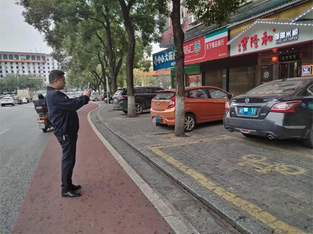 创文进行时|双清城管开展人行道车辆违停整治活动_邵阳头条网