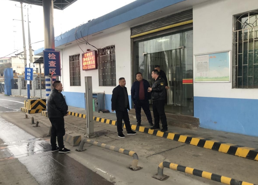 双清区积极应对冰冻雨雪天气确保道路安全通畅_邵阳头条网