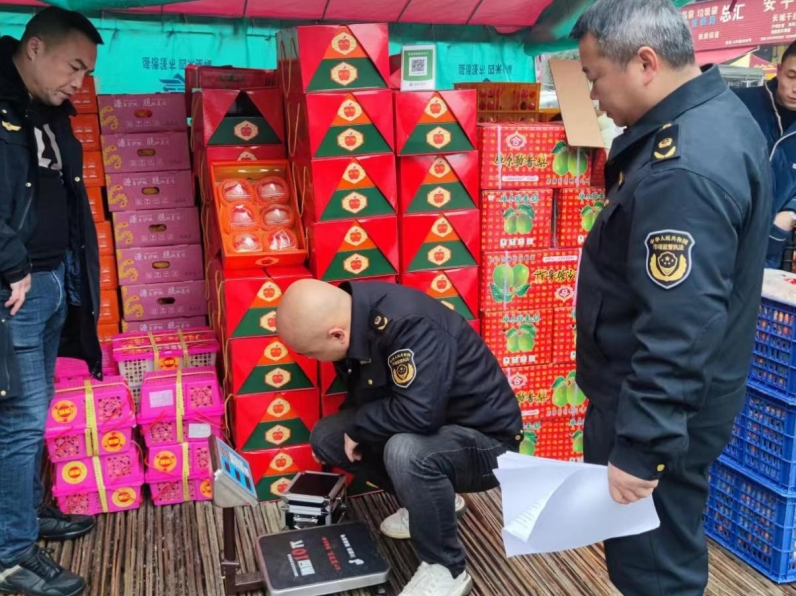 双清区市监局开展湘西南水果市场 价格与计量专项整治行动_邵阳头条网