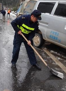 双清公路路政开展“抗冰保畅”工作_邵阳头条网