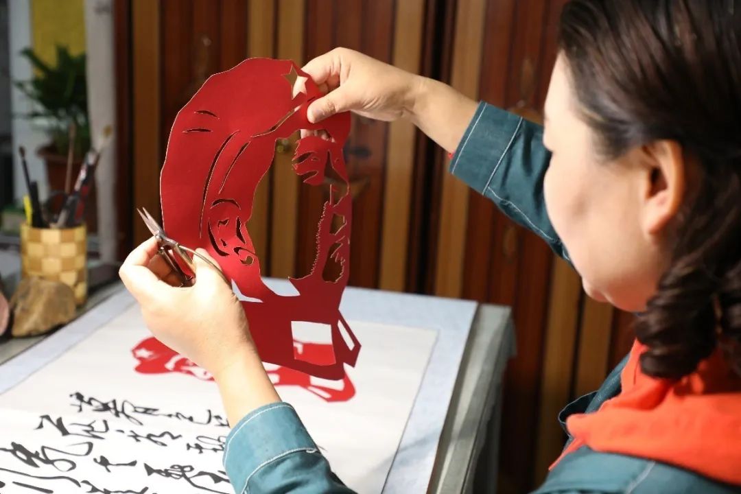 剪锋游过，谁的青春在纸上美丽 ——宝庆剪纸艺人游丽的精彩人生_邵阳头条网
