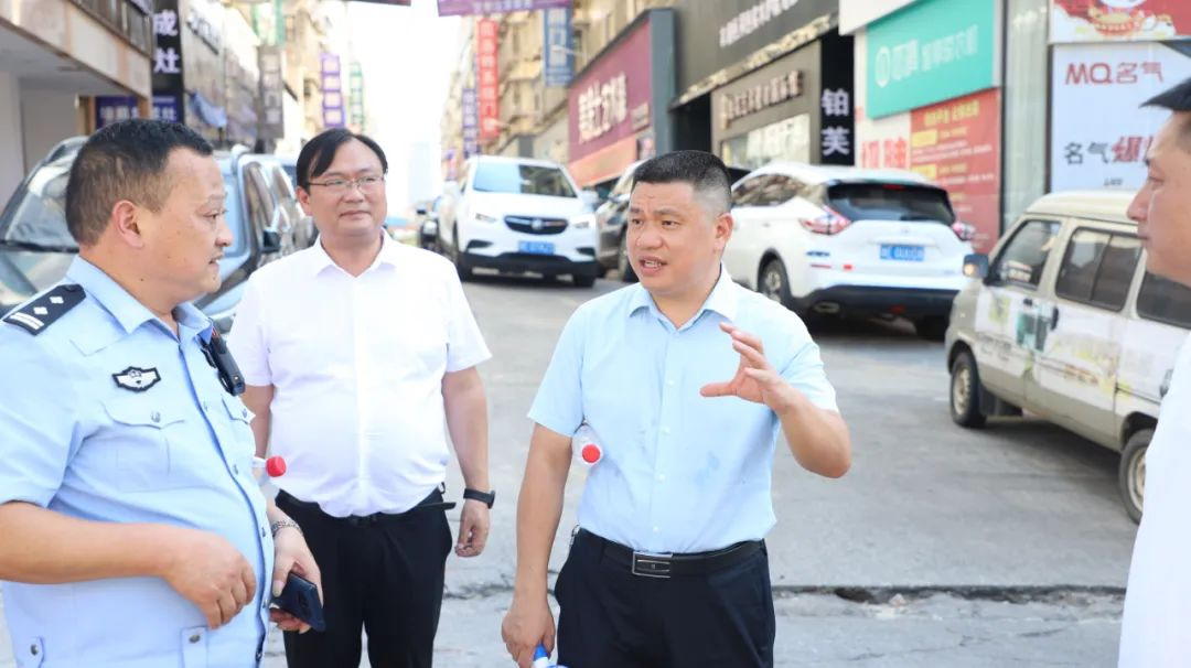 双清区多部门联合整治建材城二期市场及沿途周边秩序_邵阳头条网