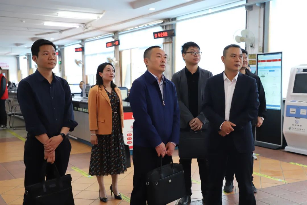 区委书记赵逢春调研区行政审批局和区市场监管局_邵阳头条网