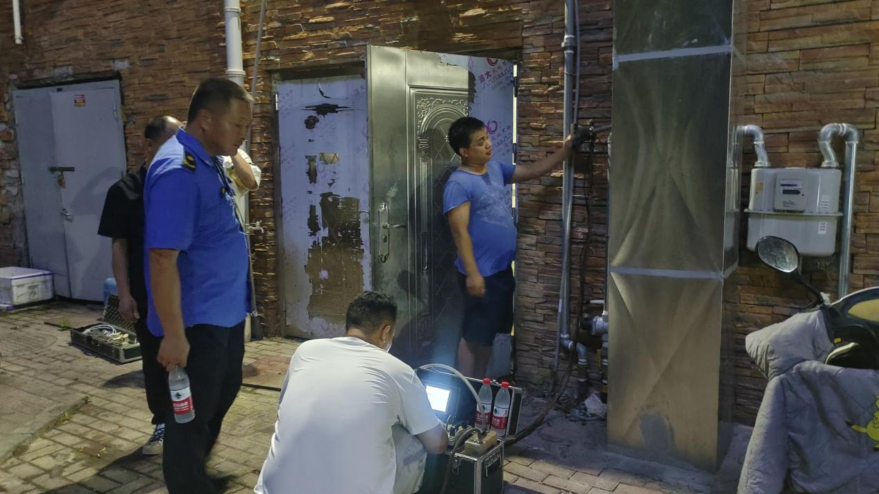 东风路街道开展蓝天保卫战之“油烟污染扬尘治理专项整治行动”_邵阳头条网