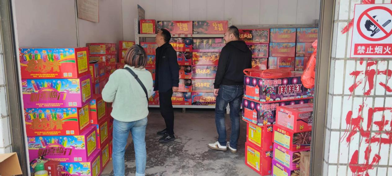 双清区高崇山镇：排查烟花爆竹门店 促进营商环境优化_邵阳头条网