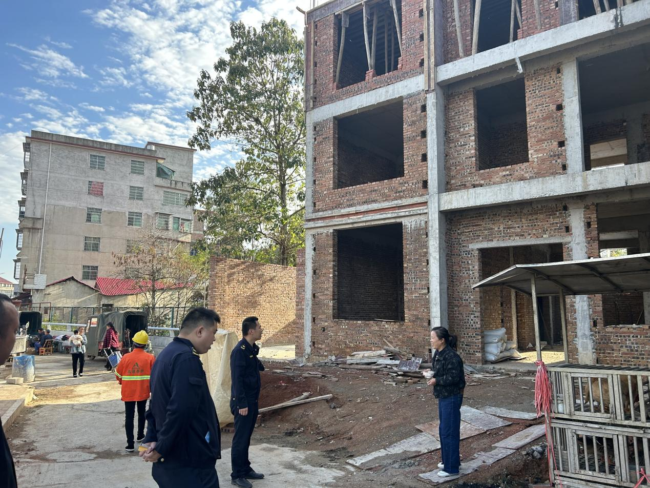 高崇山镇：整治建筑工地扬尘，打赢蓝天保卫战_邵阳头条网