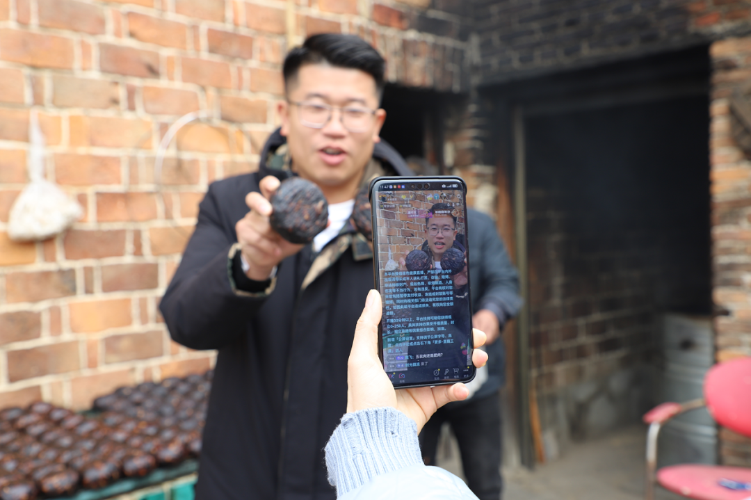 双清区高崇山镇：村干部公益“直播带货”，开启助农新模式_邵阳头条网
