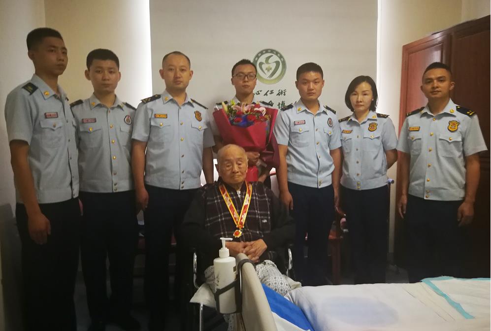 双清区消防大队重阳节看望慰问革命老战士(图1)