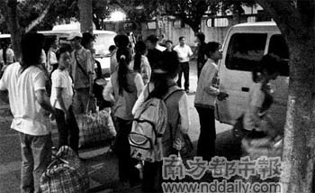 又一辆车来了，小孩们要被运往他们的“目的地