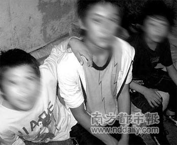 打手阿火和他手下的两个童工