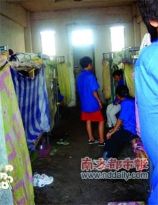 没有铺棉絮的床成了童工们眼中最温暖、舒服的地方