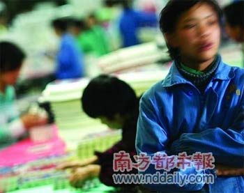 东莞沙田一家泡沫厂，穿着工服的童工
