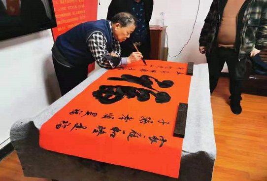 双清区行政审批服务局“新春送福， 墨香暖人心”(图1)