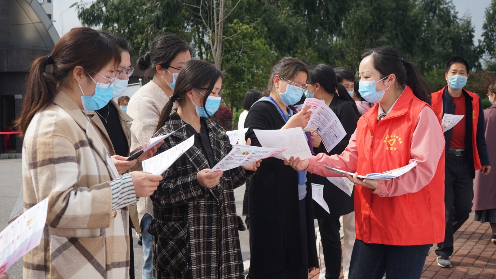女职工维权宣传月，双清区总工会在行动(图3)