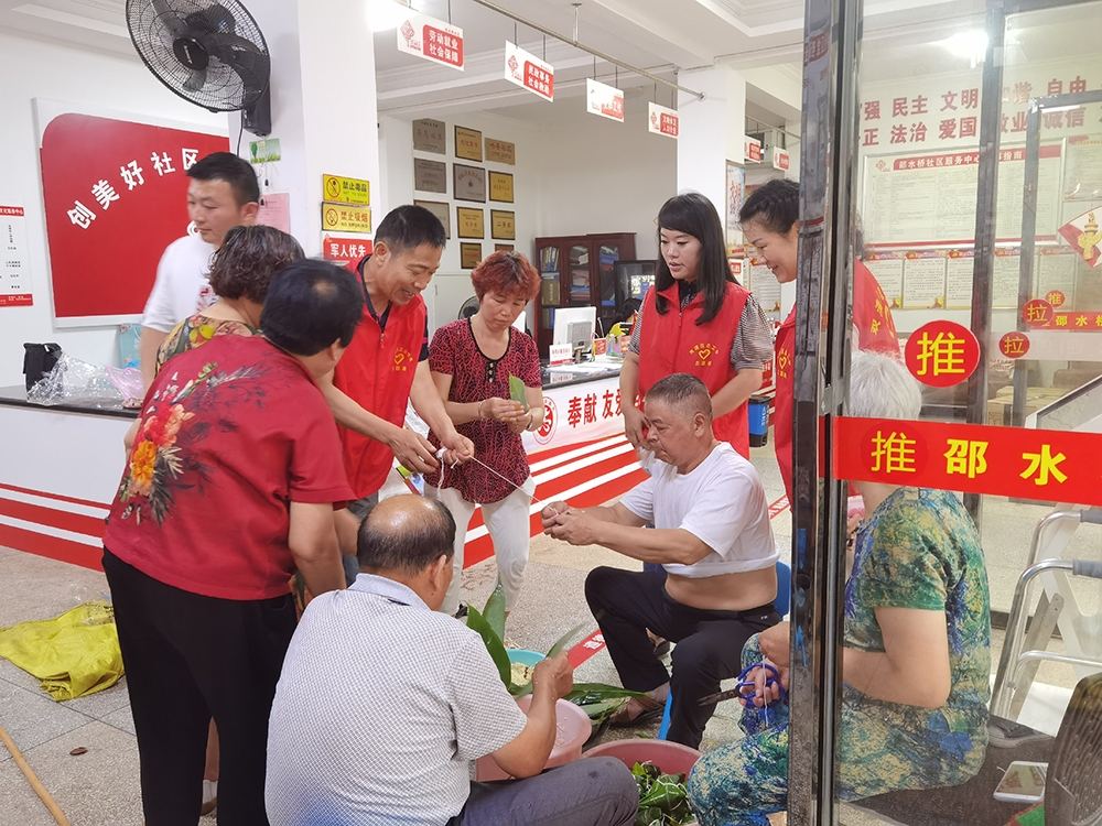 双清区总工会开展包粽子、送温暖活动(图1)