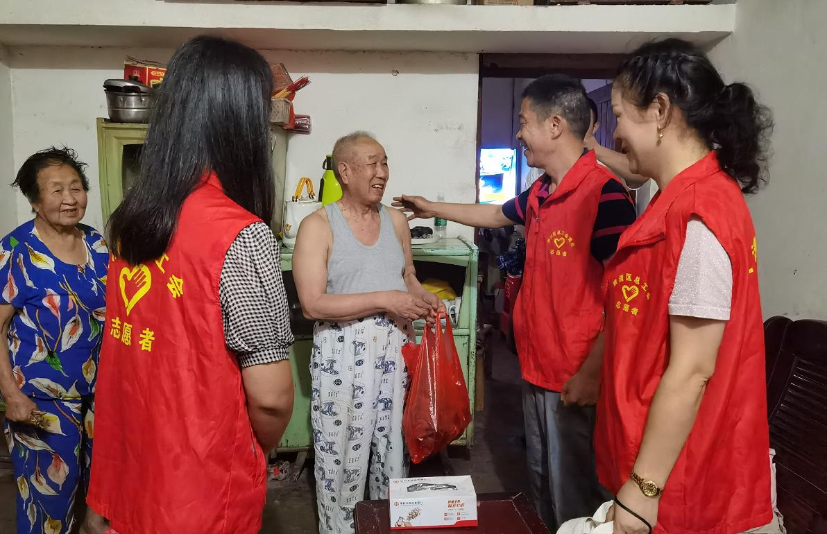 双清区总工会开展包粽子、送温暖活动(图3)