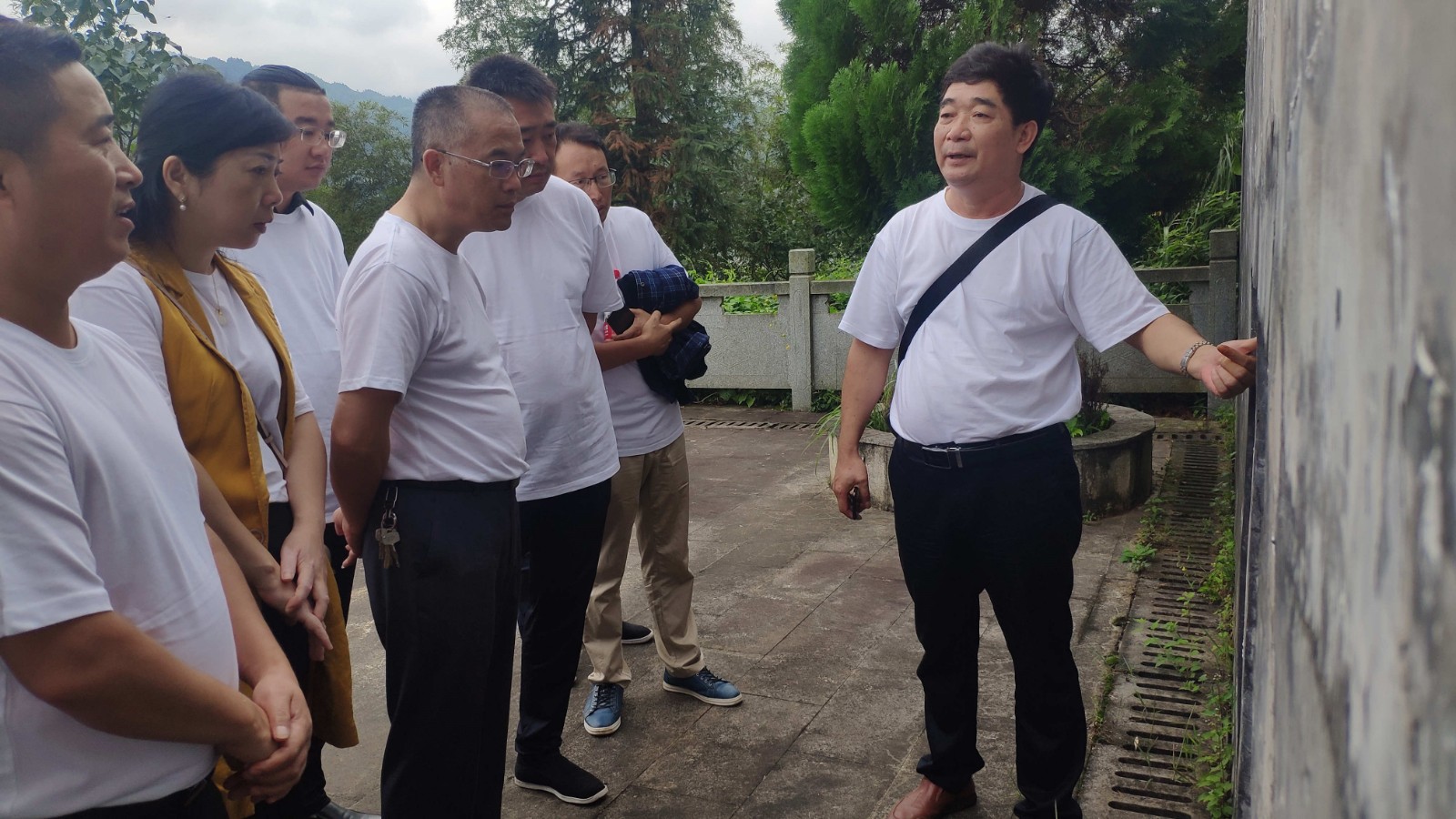 传承红色基因，讲好双清故事 ——双清区委网信办组织网络媒体人士开展爱国主义主题教育(图2)