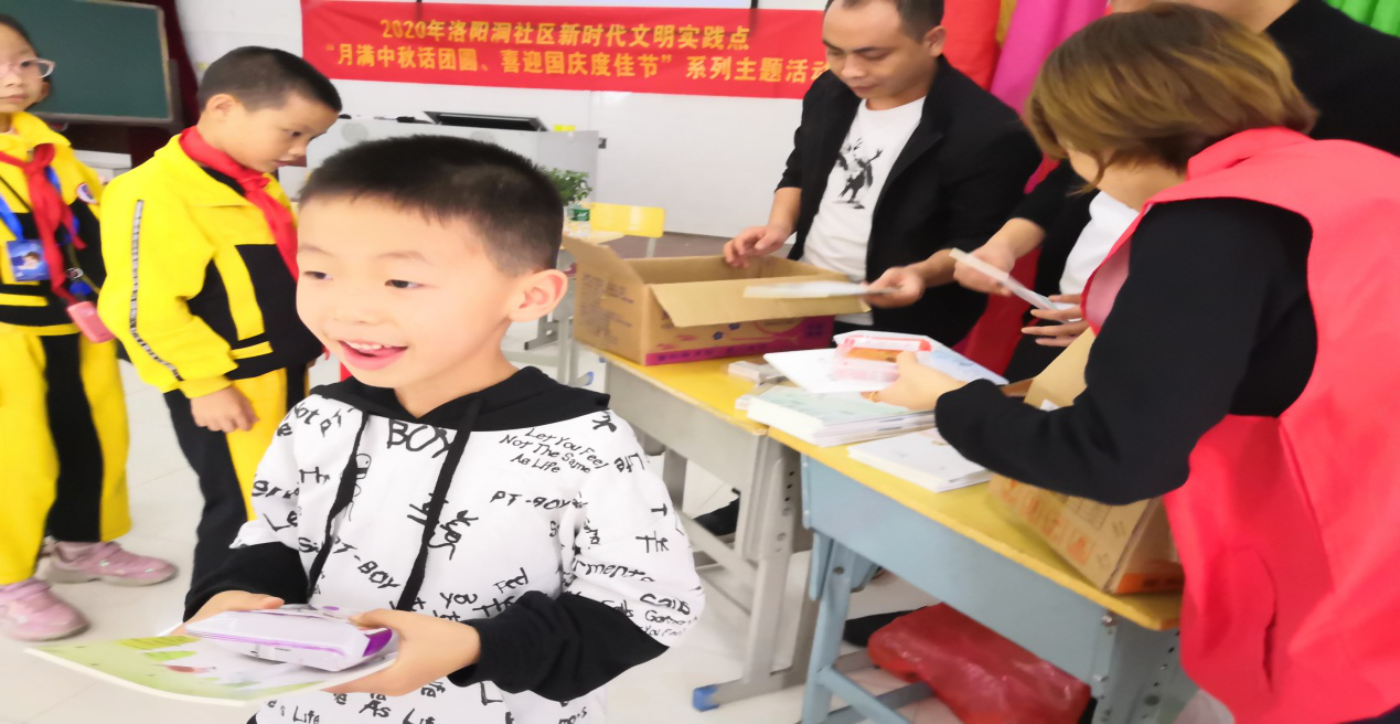 双清区洛阳洞小学开展“情暖中秋 幸福同享”关爱困境儿童活动(图2)