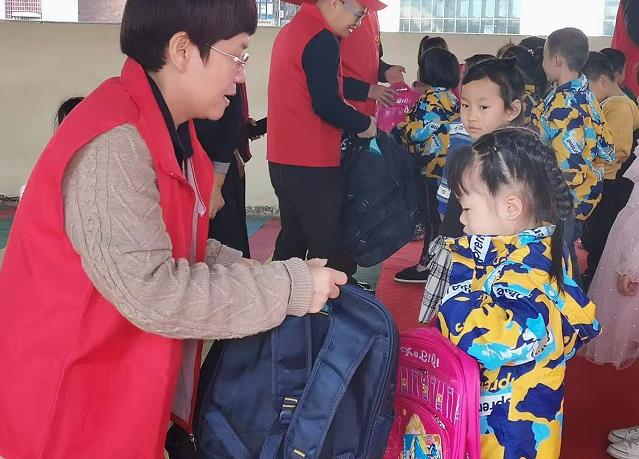 双清区人大机关为幼儿园赠送“爱心书包”(图2)