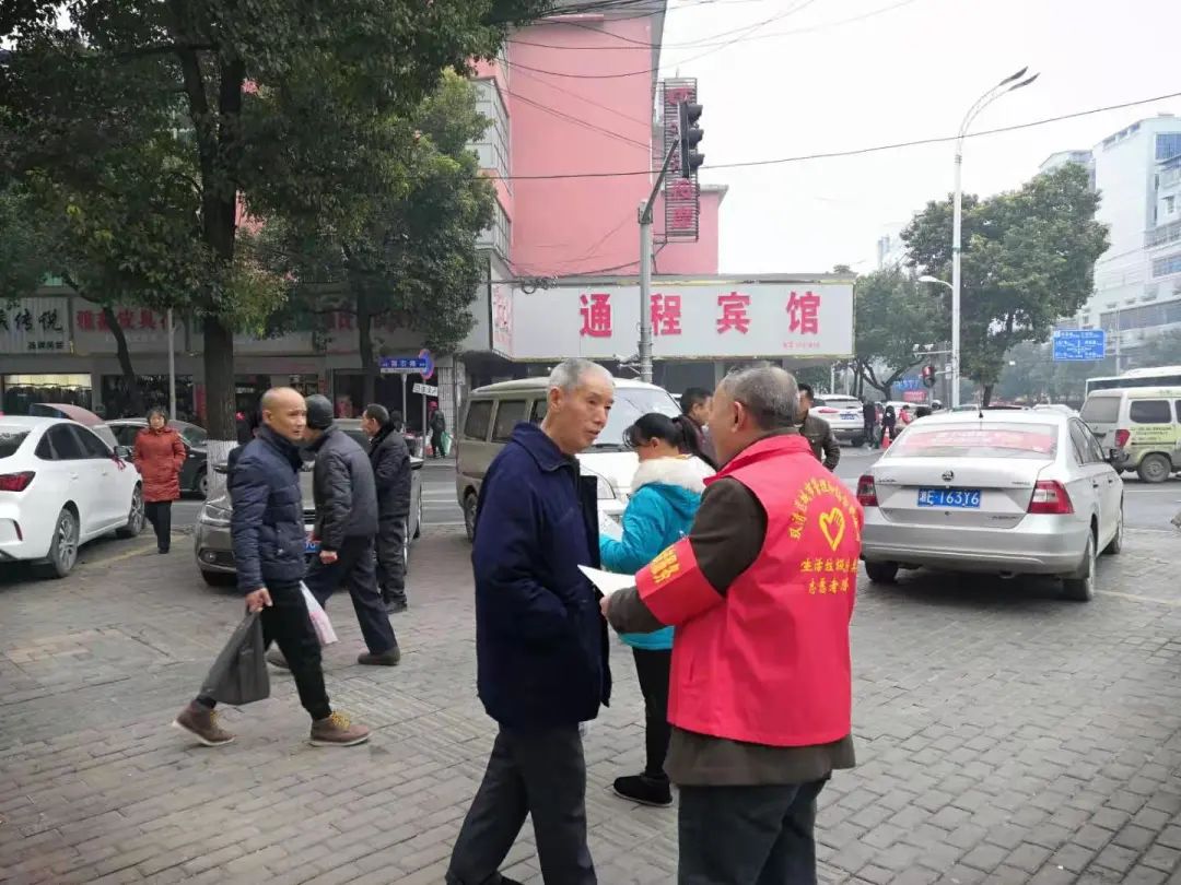 “垃圾科学分类、文明你我同行” 双清城管开展垃圾分类志愿宣传活动(图4)