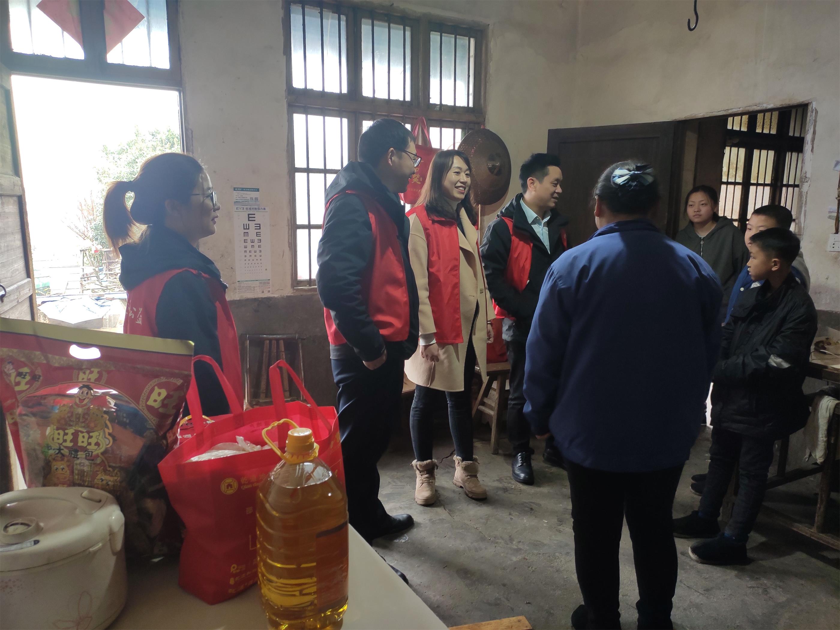 共青团双清区委携手乾道地产迎春送福 与爱同行(图1)