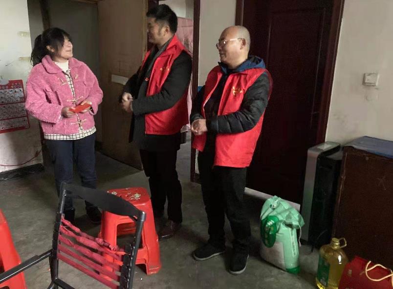情系贫困学生，慰问爱暖人心——双清区火车中心完小党支部为贫困学生送关怀(图1)
