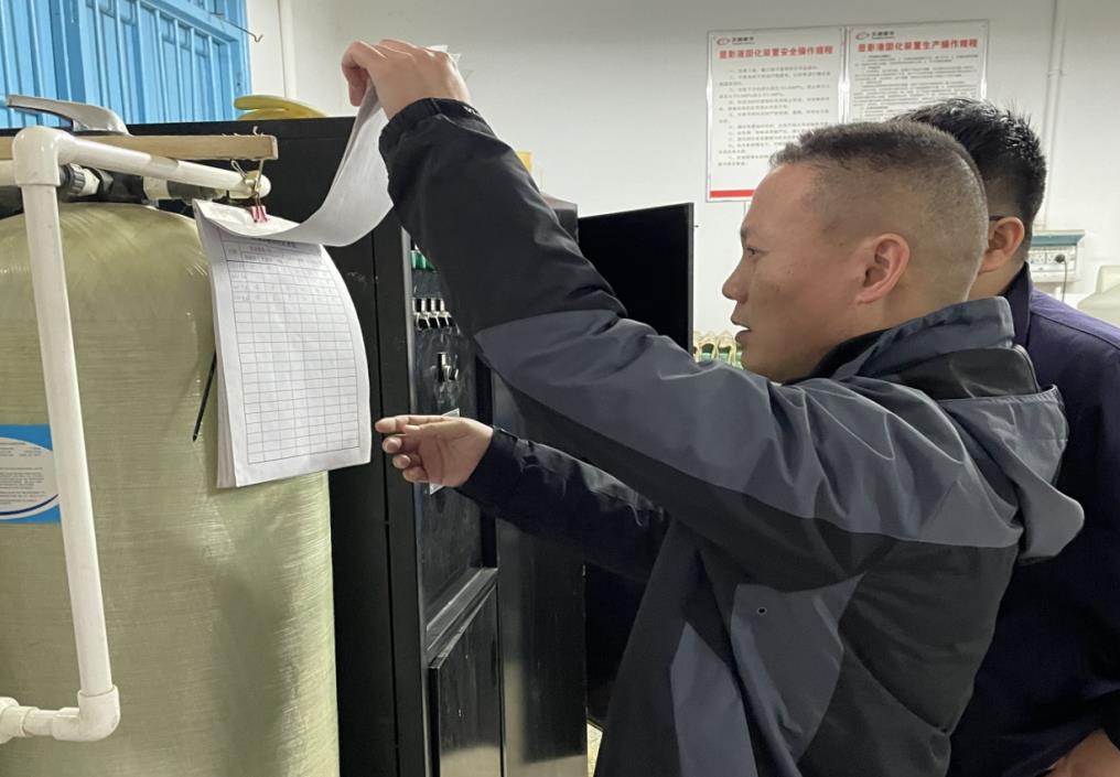 “管行业必须管安全”:市生态环境局双清分局深入企业开展环境安全排查(图1)
