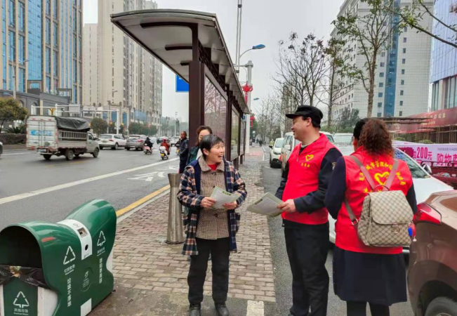 “雷锋日”：双清区城管局志愿者助力垃圾分类(图1)
