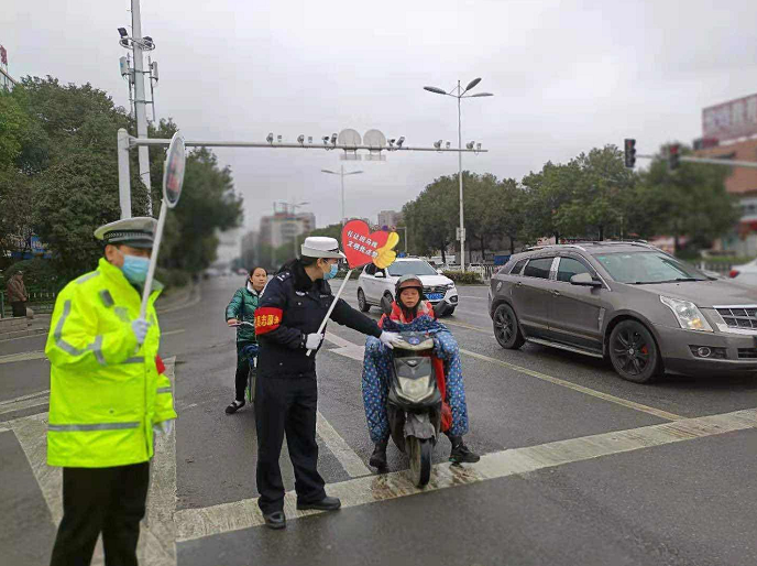 整治交通助力创文 双清交警在行动(图1)