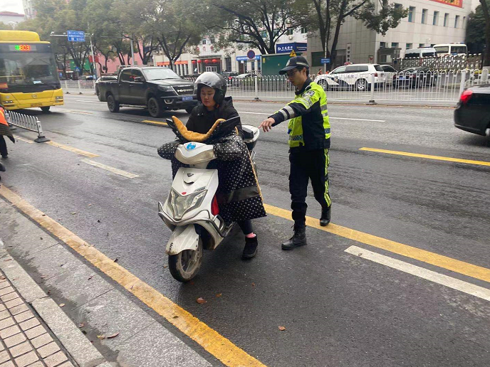 整治交通助力创文 双清交警在行动(图3)