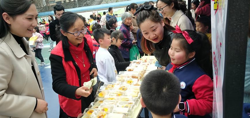 双清区东塔小学“共享蓝天，爱心义卖”活动(图2)