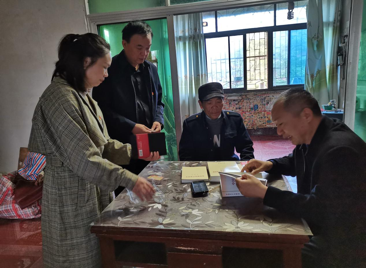 双清区农业农村局开展 “送书上门共学党史”活动(图2)