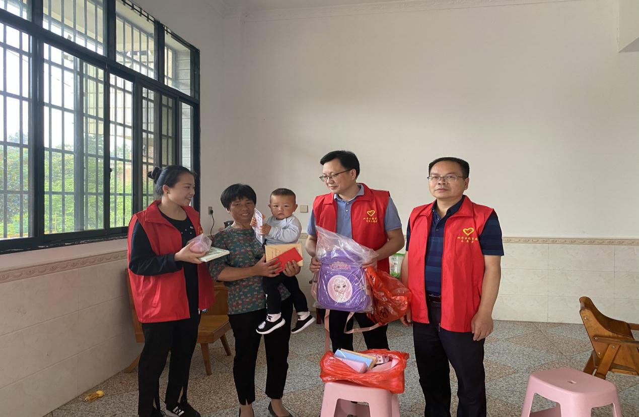 双清区教育局“六一”慰问援疆教师家属(图1)