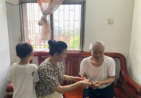 东塔小学党支部“七一”前夕开展走访慰问老党员活动(图1)