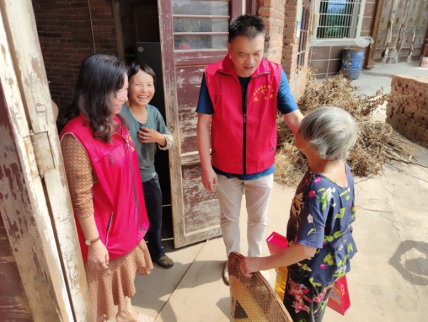 双清区发改局开展中秋帮扶慰问志愿服务活动(图1)