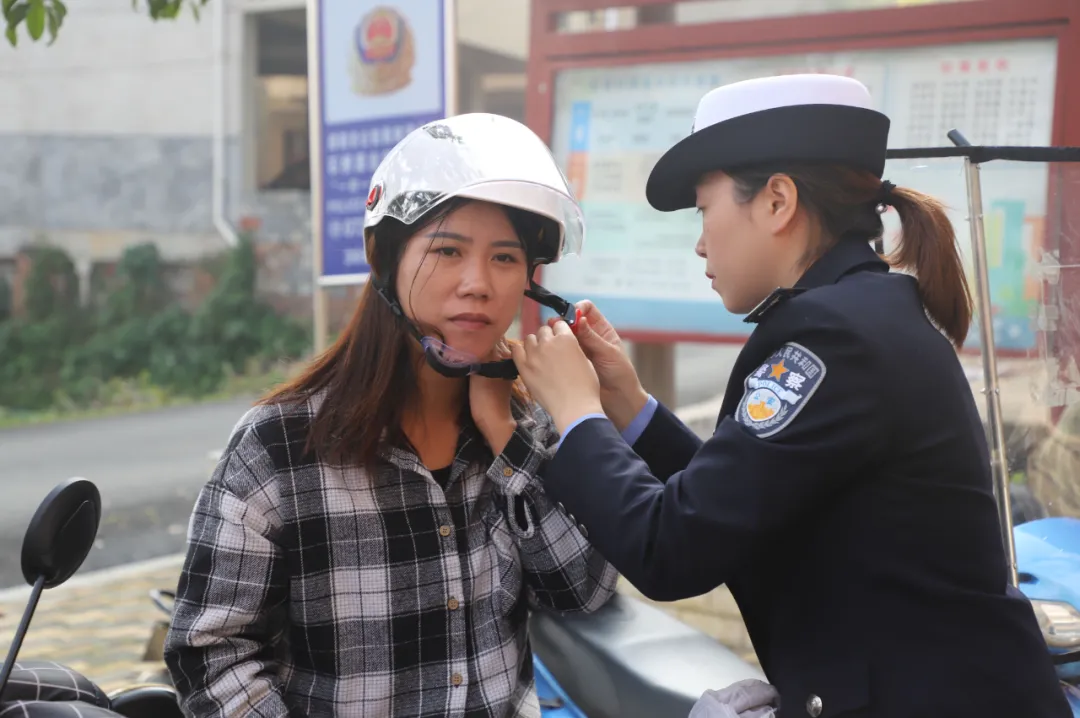 免费发头盔了：双清区“戴帽工程”文明倡议活动在这里举行(图1)