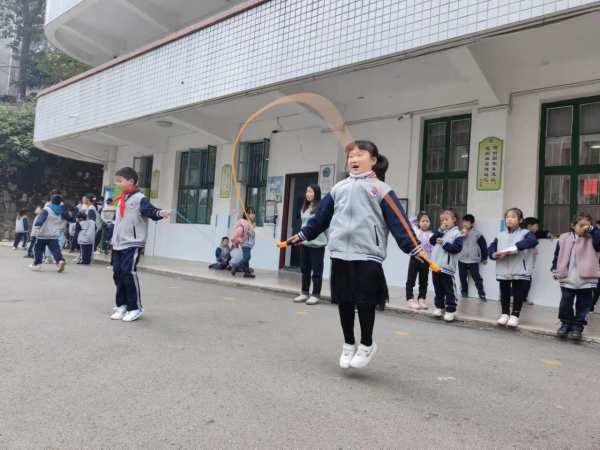 洛阳洞小学开展冬季运动会(图3)