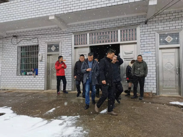 情暖寒冬：邹昊走访慰问困难村民(图1)
