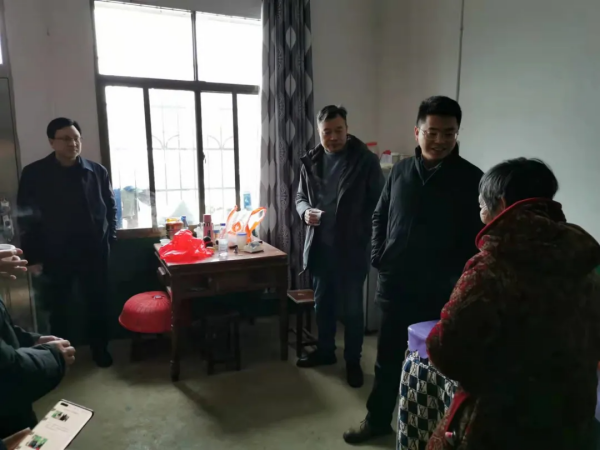 情暖寒冬：邹昊走访慰问困难村民(图2)