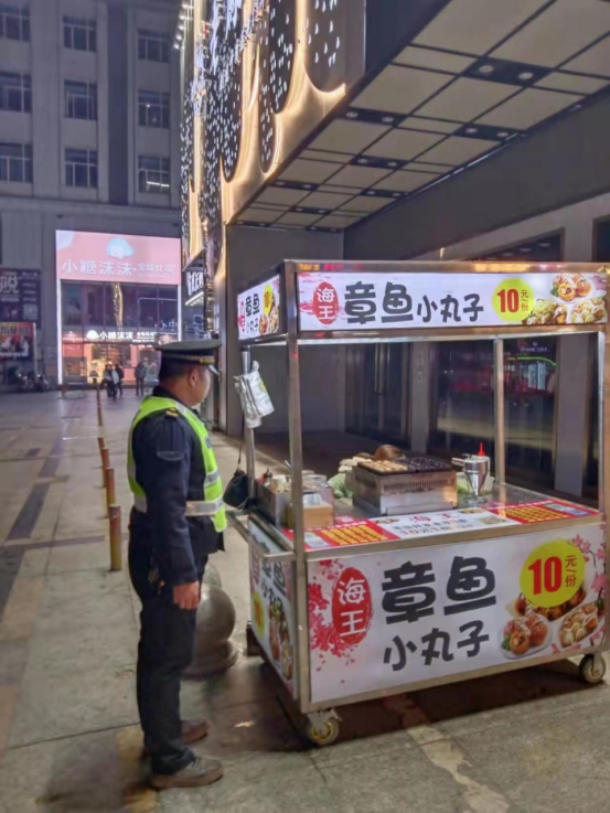 双清城管：开展夜间市容秩序和环境卫生集中整治行动(图1)
