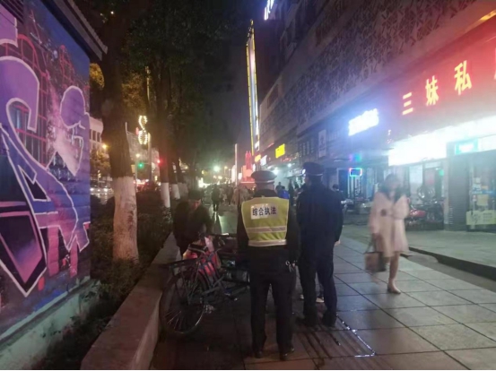 双清城管：开展夜间市容秩序和环境卫生集中整治行动(图2)