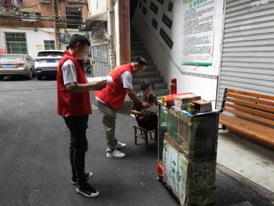 区城管局与东风路社区联合开展“垃圾分类进社区”集中宣传月活动(图2)