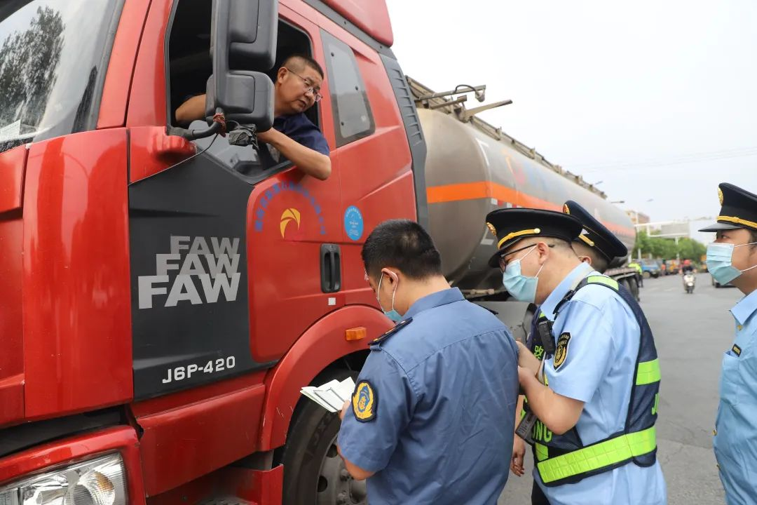 双清区铁腕整治非法营运和超限超载行为(图2)